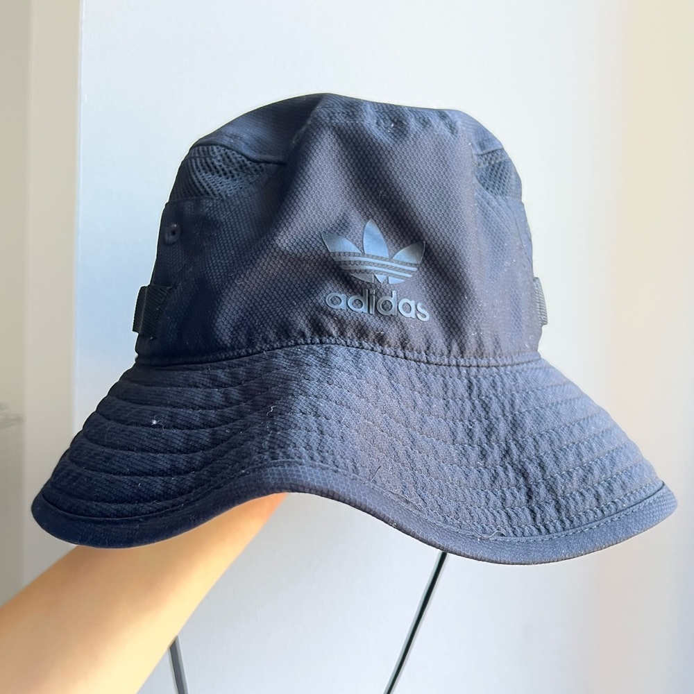 ADIDAS — Drawstring Bucket Hat (Black) — One Size